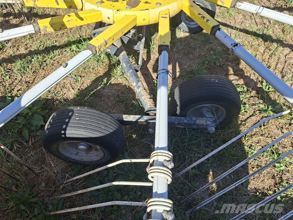Pöttinger Top 652 Windrowers