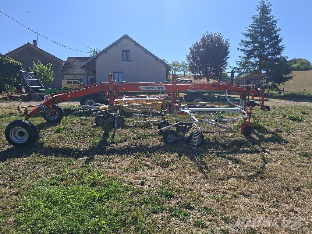 Pöttinger Top 652 Windrowers