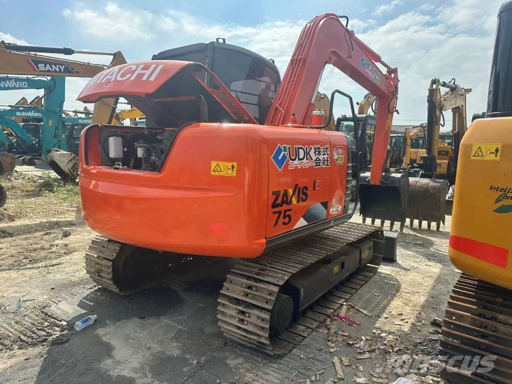 Hitachi ZX 75 中型挖掘机
