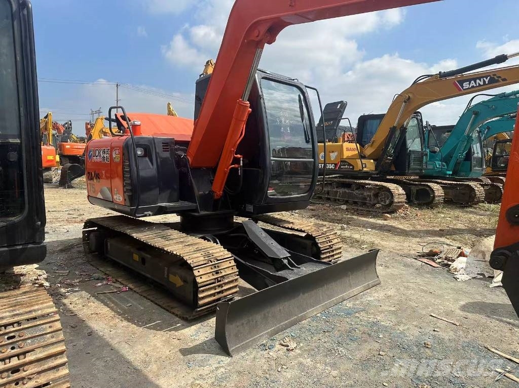 Hitachi ZX 75 中型挖掘机
