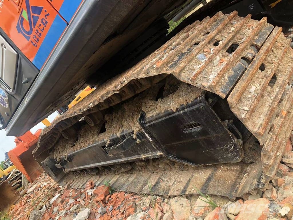 Hitachi ZX 210 حفارات زحافة
