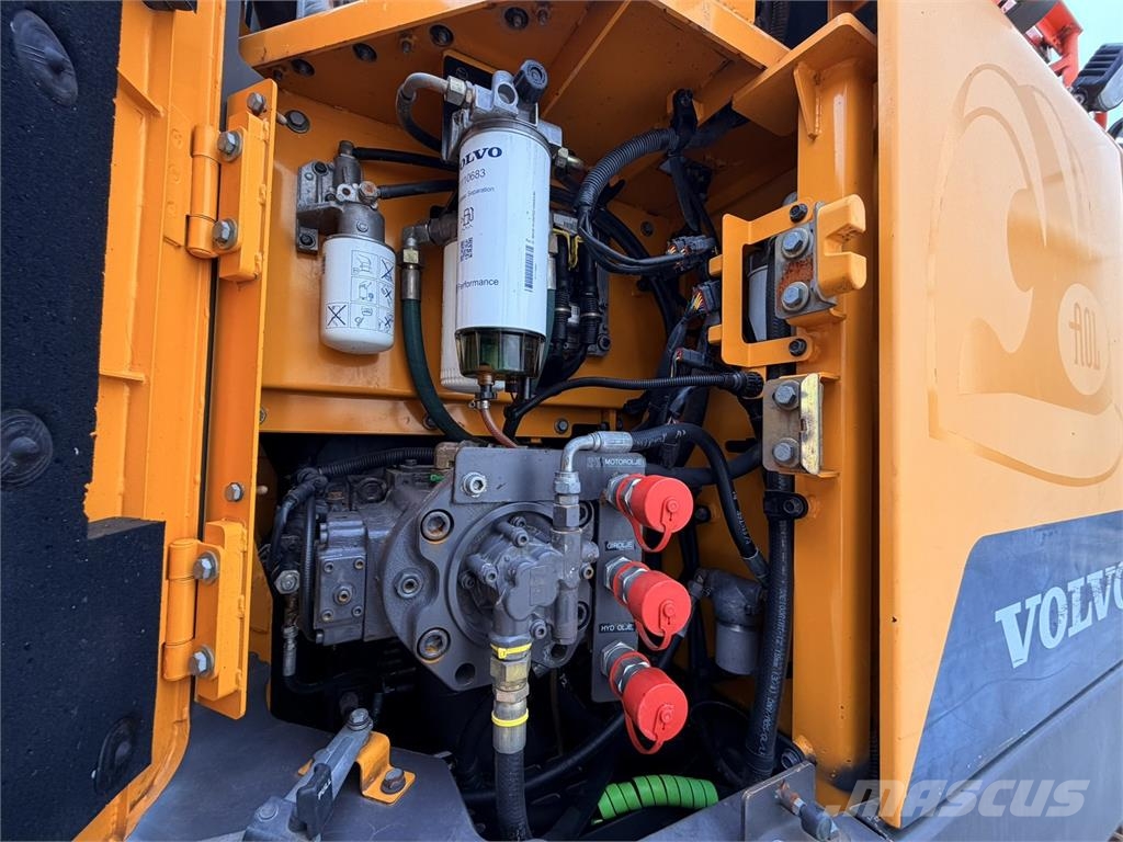 Volvo ECR235EL حفارات زحافة