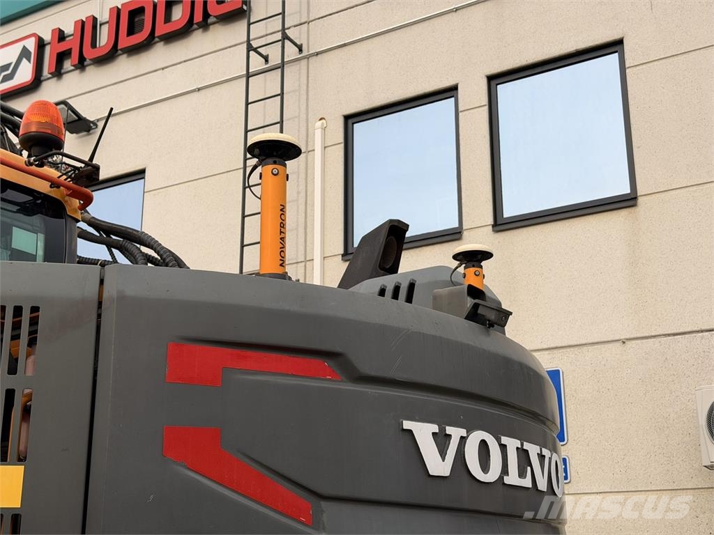 Volvo ECR235EL حفارات زحافة