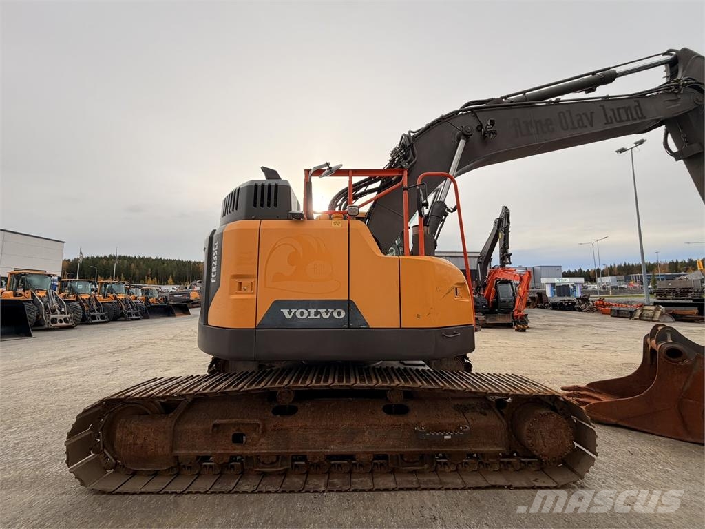 Volvo ECR235EL حفارات زحافة