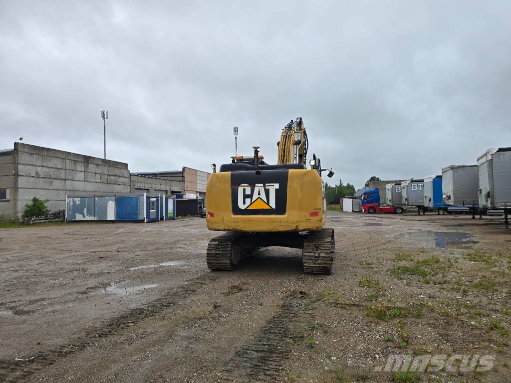 CAT 320 Roomikekskavaatorid