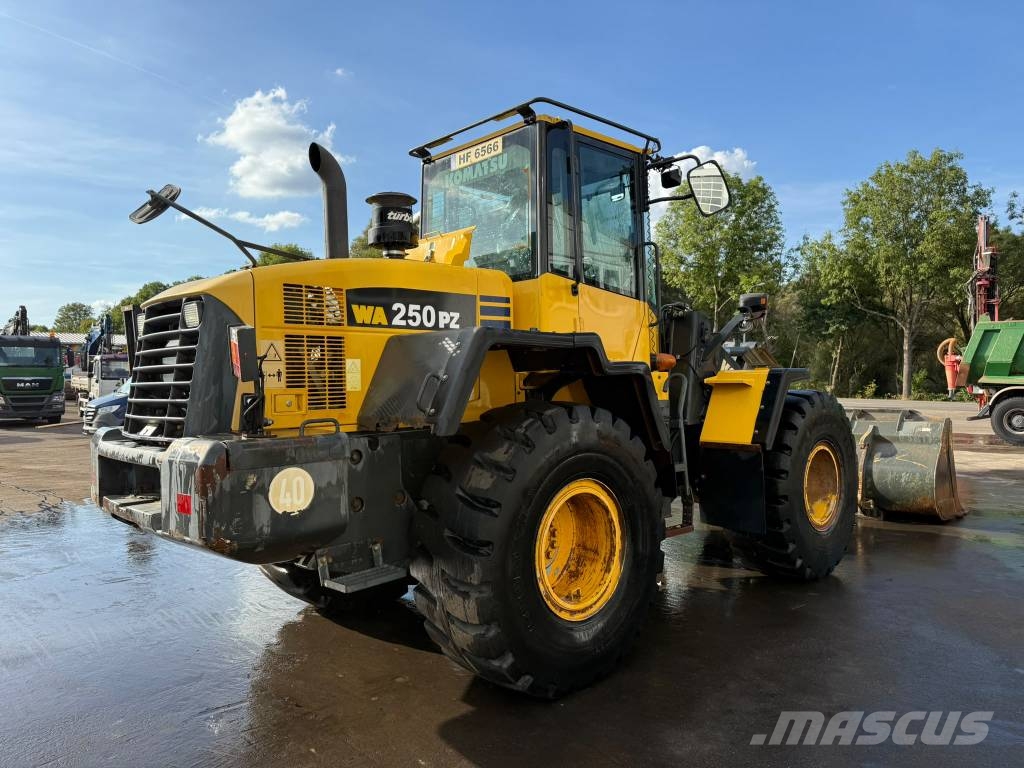 Komatsu WA 250 PZ-6 //BJ. 2010 /3900H/ZSA/SW/GABEL Pale gommate