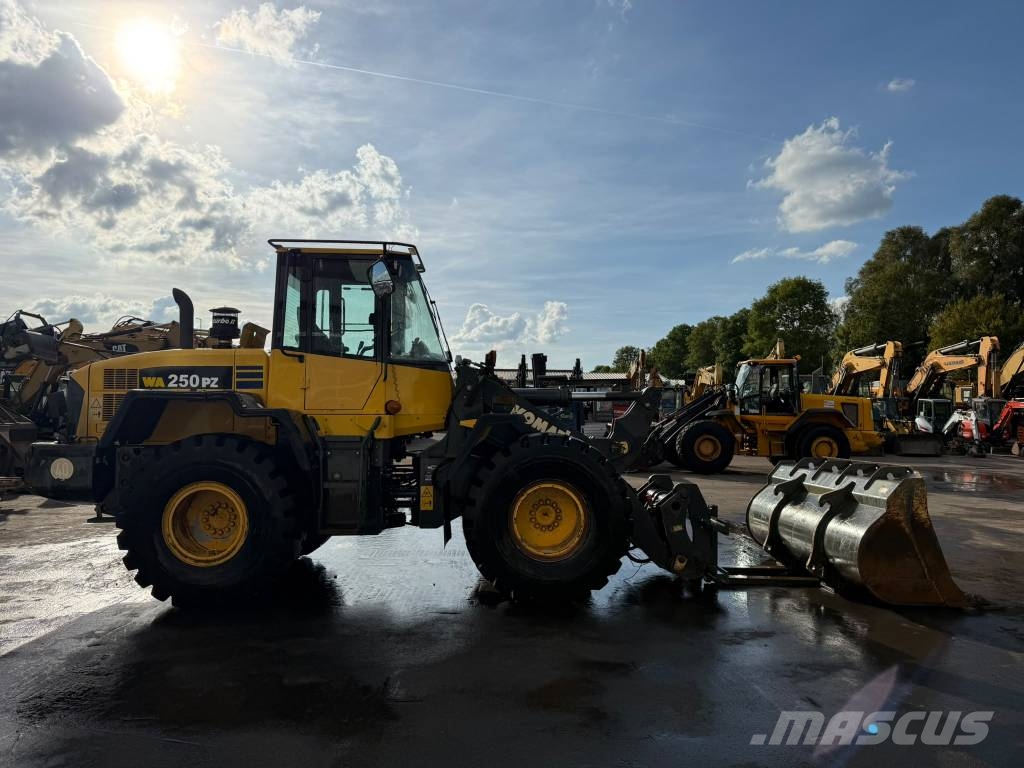 Komatsu WA 250 PZ-6 //BJ. 2010 /3900H/ZSA/SW/GABEL Pale gommate
