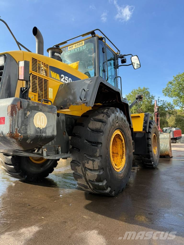 Komatsu WA 250 PZ-6 //BJ. 2010 /3900H/ZSA/SW/GABEL Pale gommate