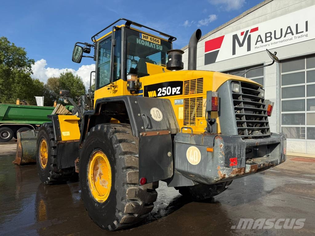 Komatsu WA 250 PZ-6 //BJ. 2010 /3900H/ZSA/SW/GABEL Pale gommate