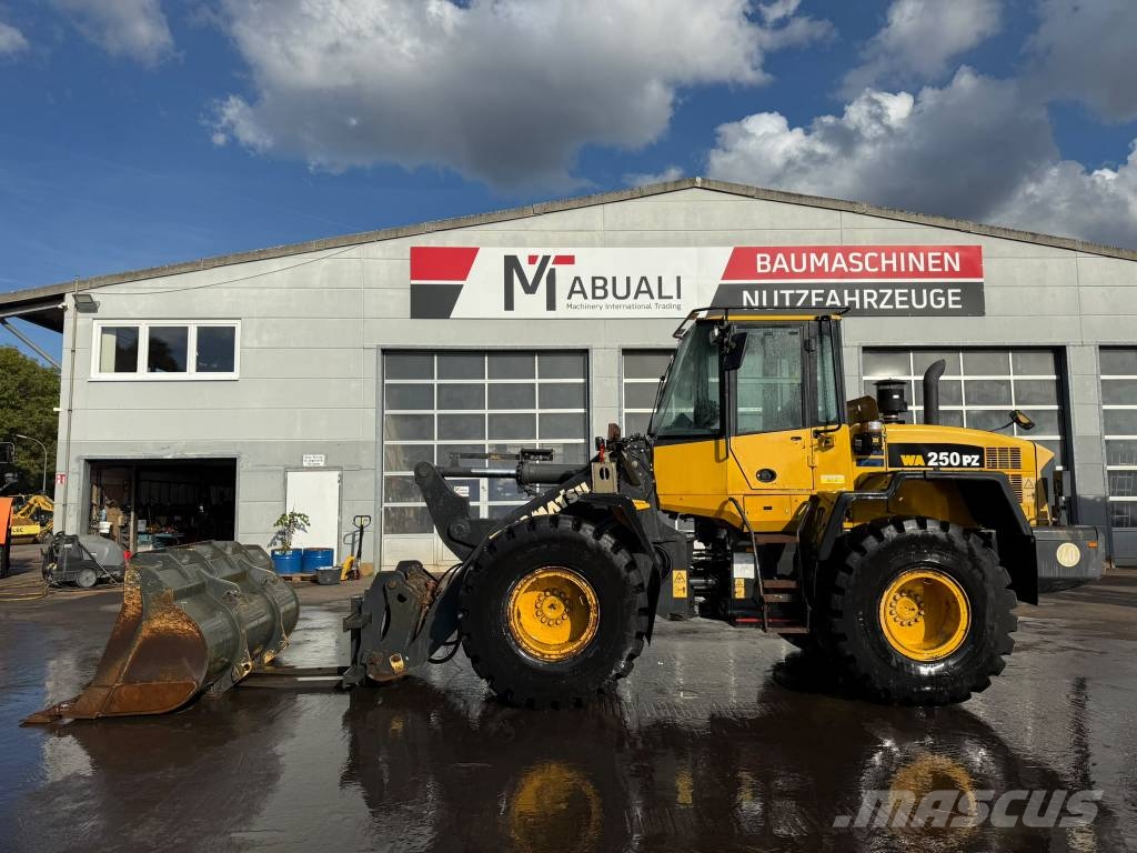 Komatsu WA 250 PZ-6 //BJ. 2010 /3900H/ZSA/SW/GABEL Pale gommate