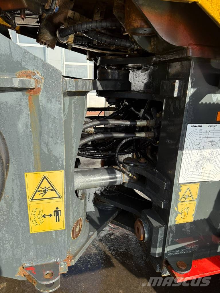 Komatsu WA 250 PZ-6 //BJ. 2010 /3900H/ZSA/SW/GABEL Pale gommate