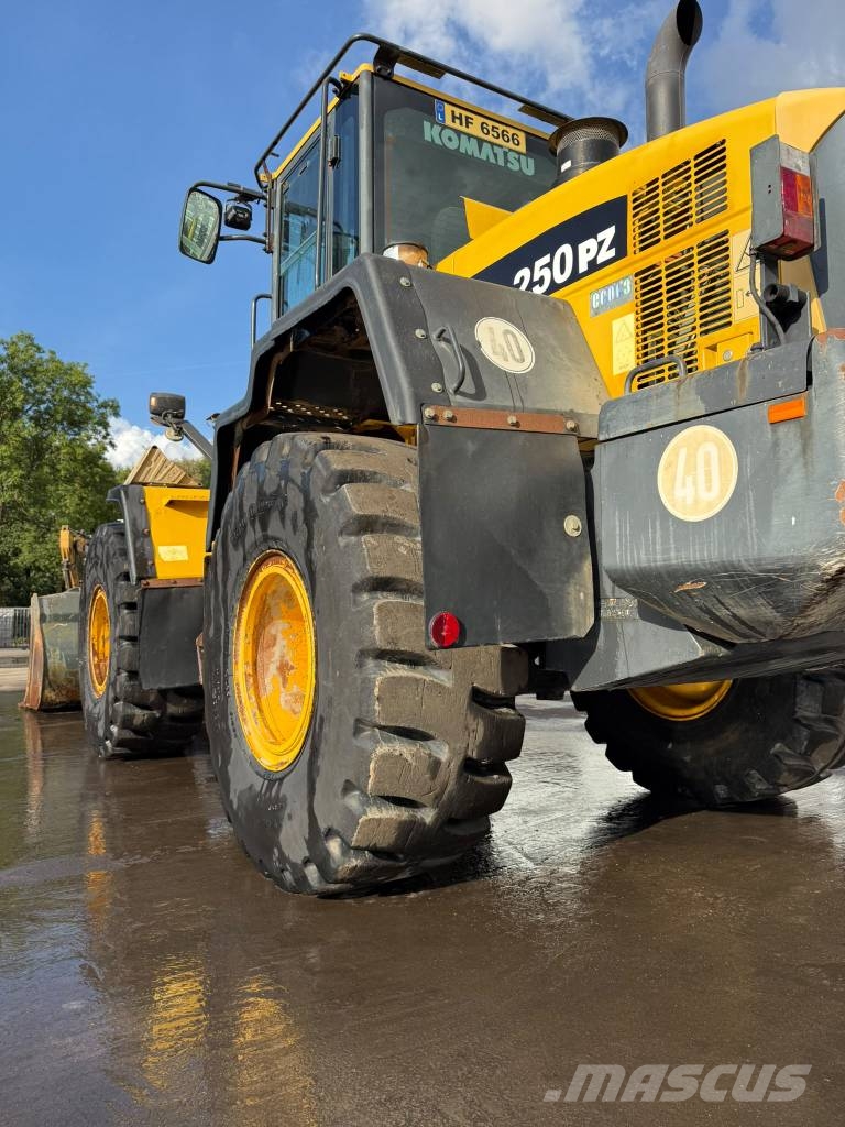 Komatsu WA 250 PZ-6 //BJ. 2010 /3900H/ZSA/SW/GABEL Pale gommate