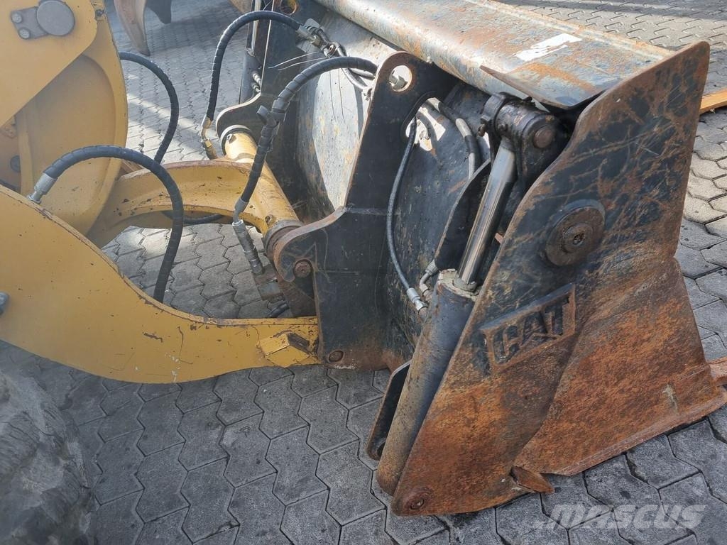 CAT 906H Kolesové nakladače
