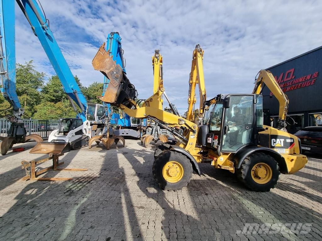 CAT 906H Kolesové nakladače
