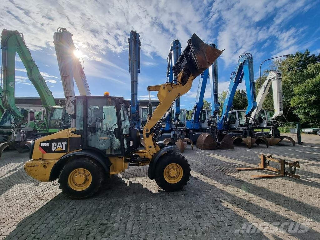 CAT 906H Kolesové nakladače