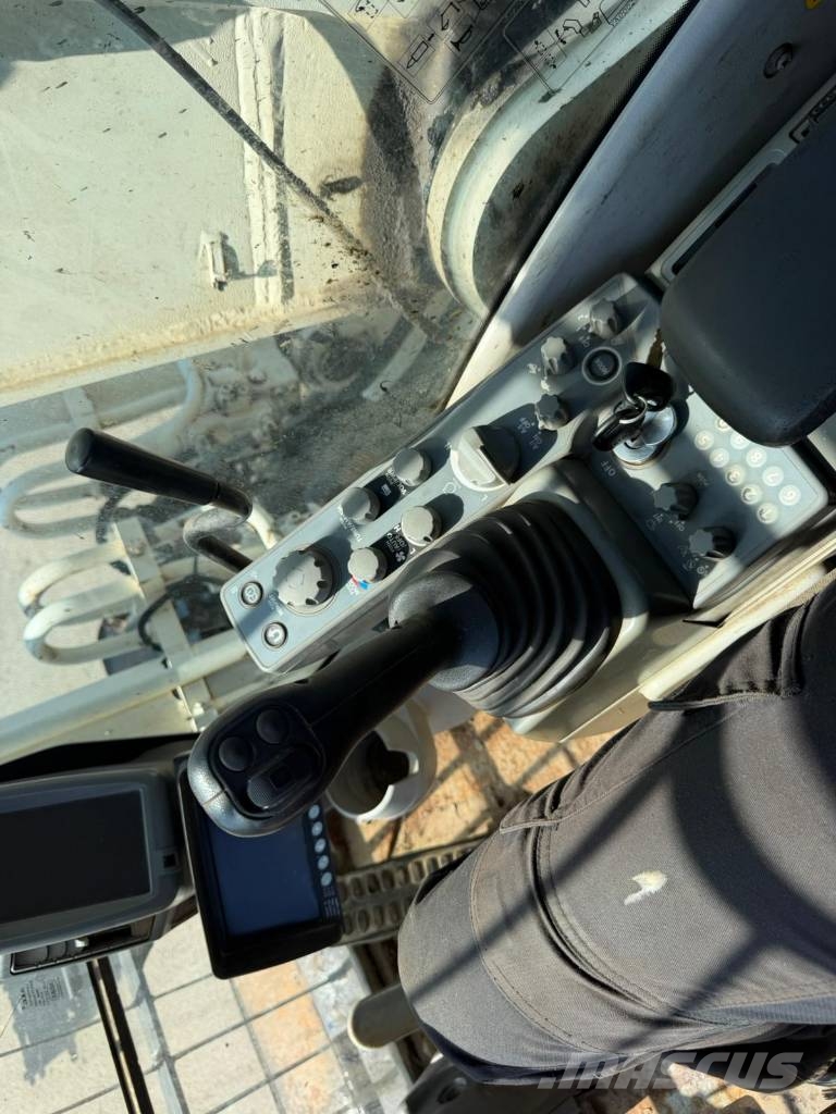 Hitachi ZX220 W-5 outriggers Pelle sur pneus