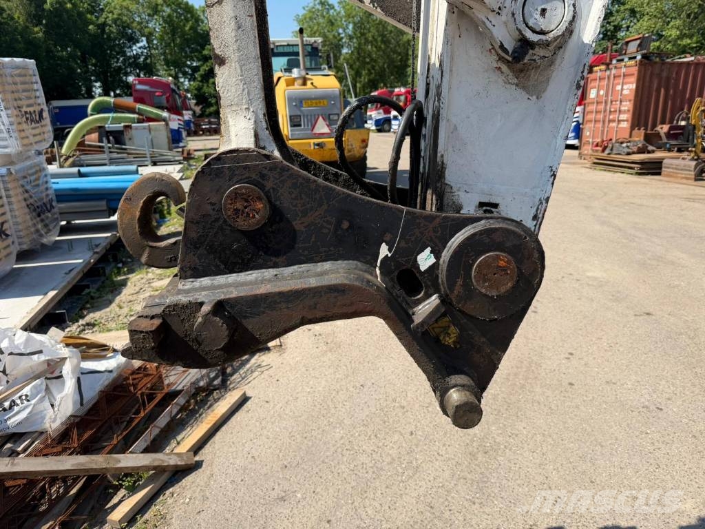 Hitachi ZX220 W-5 outriggers Pelle sur pneus