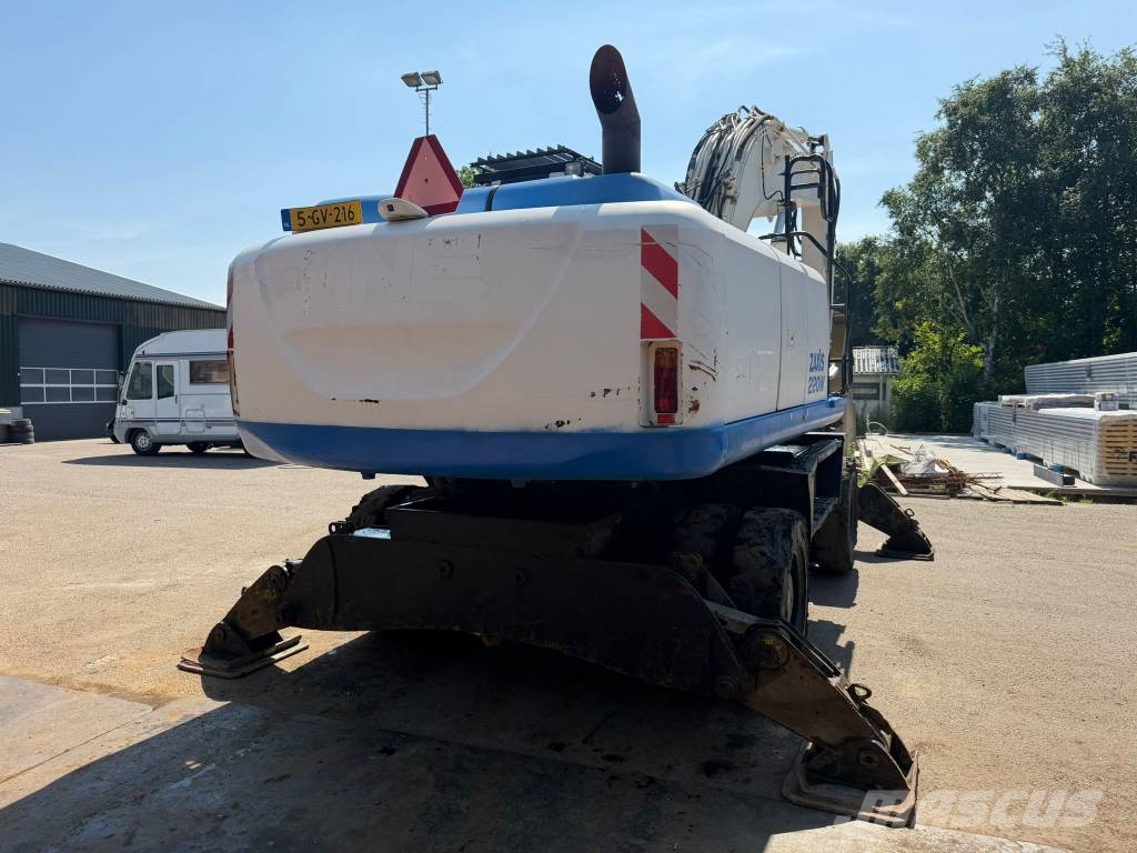 Hitachi ZX220 W-5 outriggers Pelle sur pneus