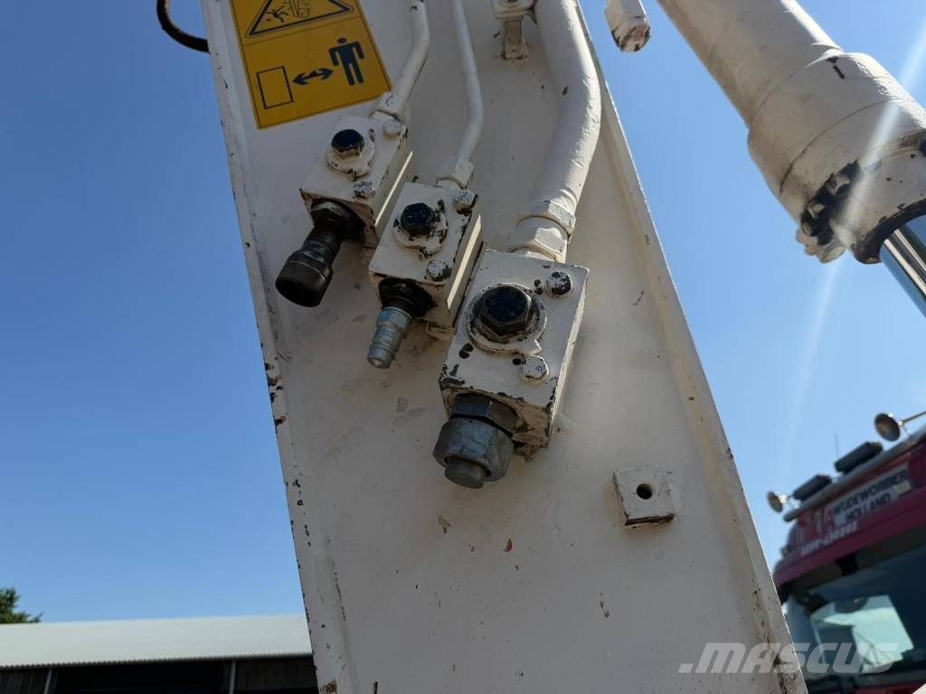 Hitachi ZX220 W-5 outriggers Pelle sur pneus