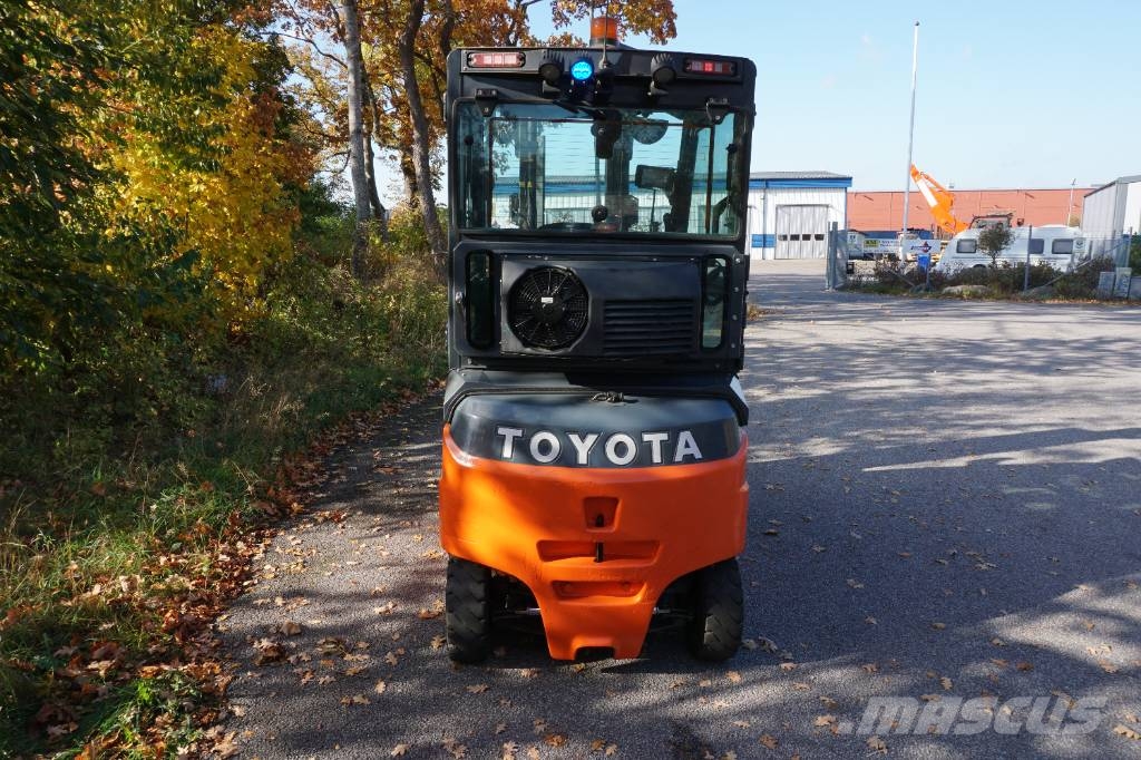 Toyota 8FBMT30 Elmotviktstruckar