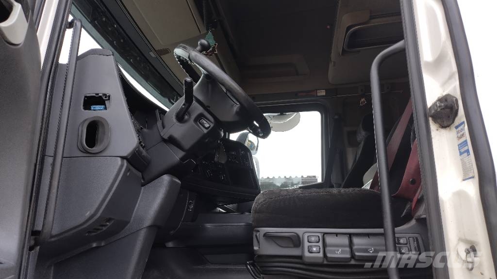 Scania R580 8x4 kapellilava Camiones de caja de lona