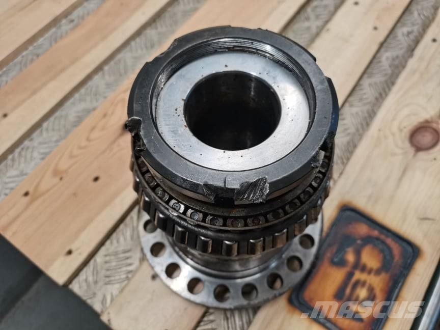 Volvo EW 160B {ZF 4472 422 029} tenon wheel hub Pneumatiky, kola a ráfky