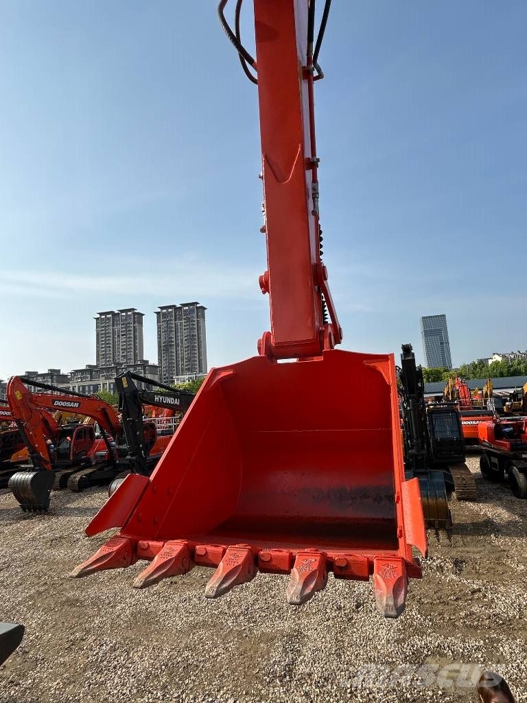 Hitachi ZX 210 حفارات زحافة