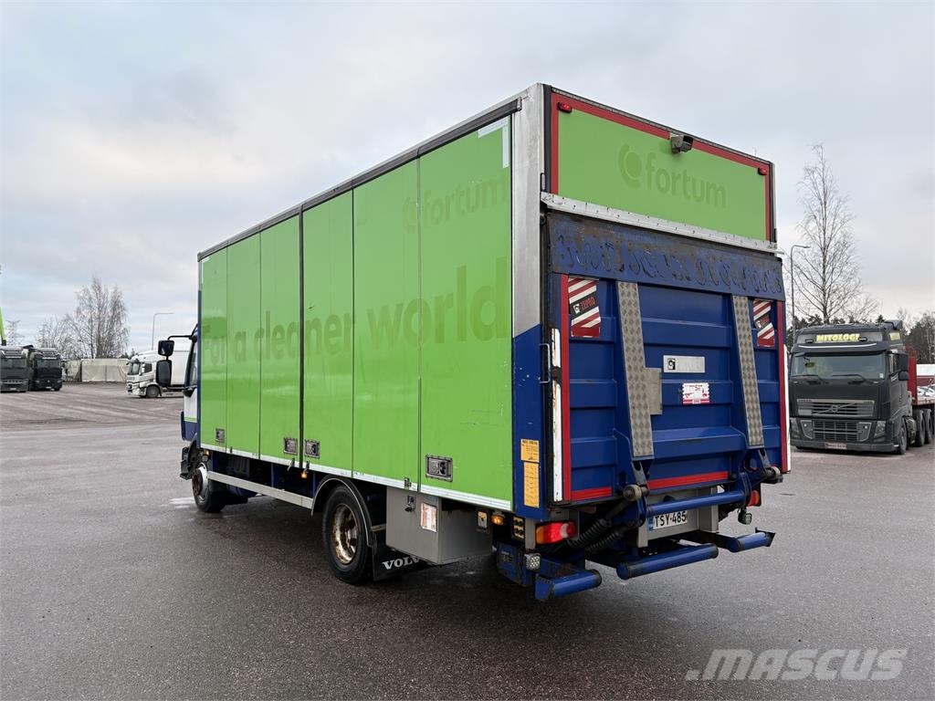 Volvo FL240 4x2 Camiones con caja de remolque