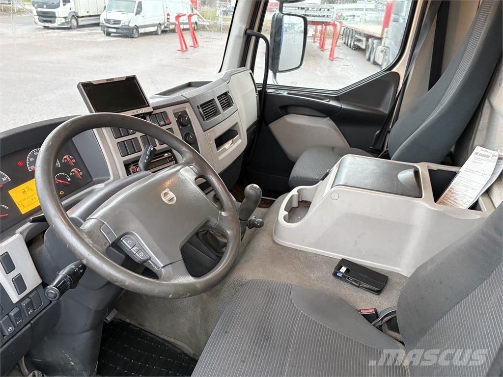 Volvo FL240 4x2 Camiones con caja de remolque