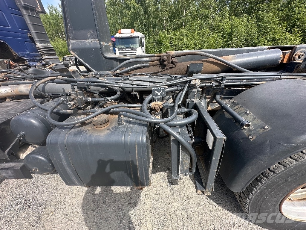 Scania 113 Rol kiper kamioni sa kukom za podizanje tereta