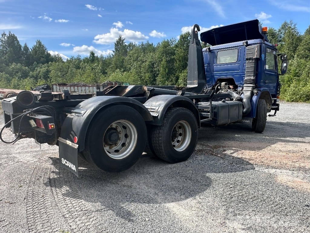 Scania 113 Rol kiper kamioni sa kukom za podizanje tereta
