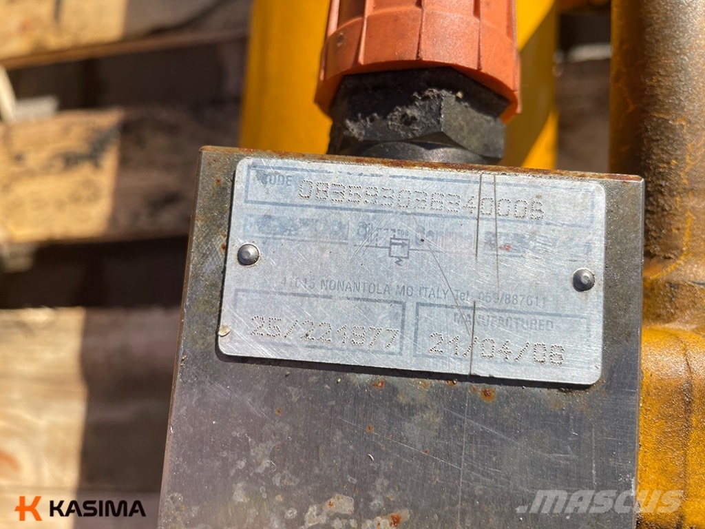 JCB JS130LC Boom Cylinders Hidraulikos įrenginiai