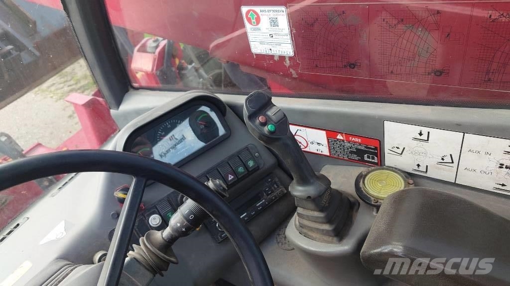 New Holland LM 1345 テレスコーピックハンドラー