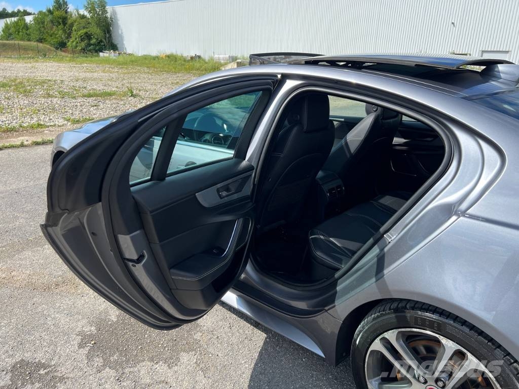 Jaguar XE 20MY SE R-DYN. 2.0L D 180 BVA8 Cockpit PANO Carros