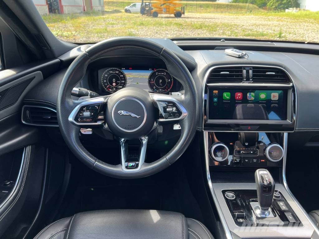 Jaguar XE 20MY SE R-DYN. 2.0L D 180 BVA8 Cockpit PANO Carros