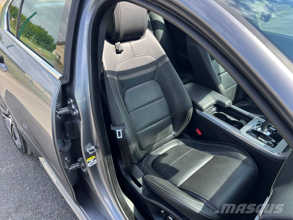 Jaguar XE 20MY SE R-DYN. 2.0L D 180 BVA8 Cockpit PANO Carros