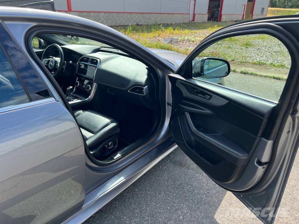 Jaguar XE 20MY SE R-DYN. 2.0L D 180 BVA8 Cockpit PANO Carros