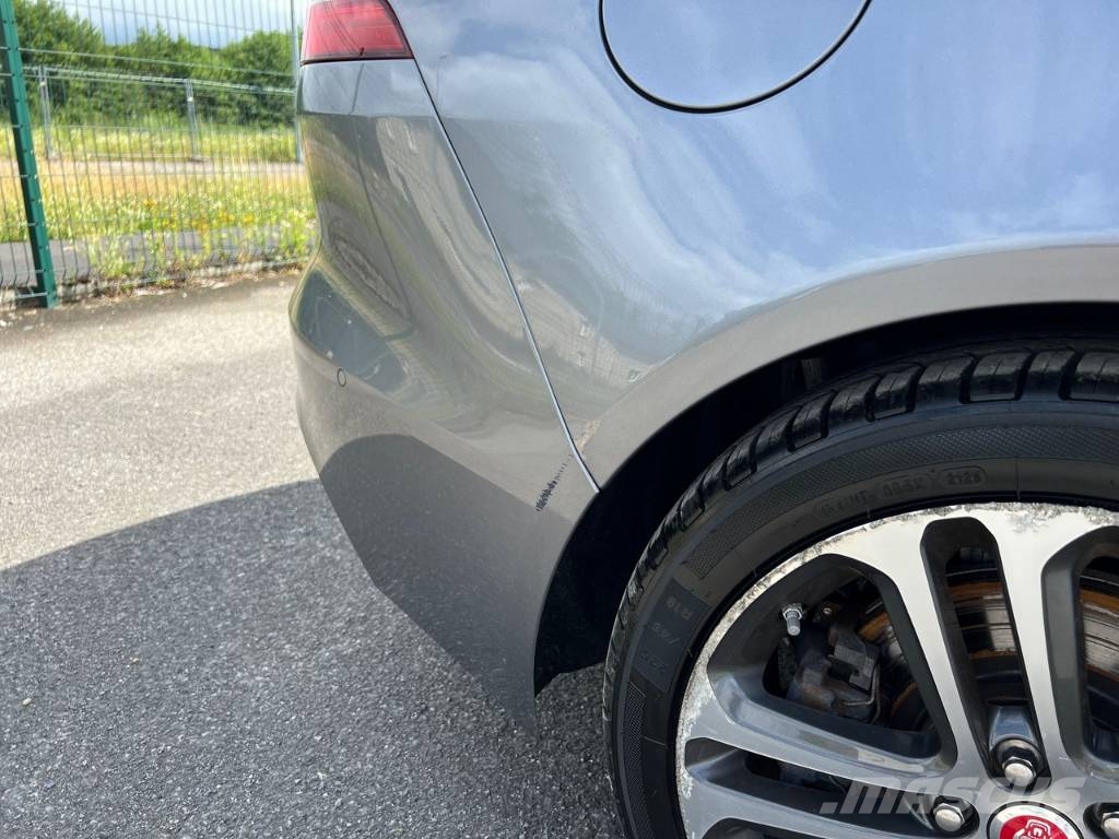 Jaguar XE 20MY SE R-DYN. 2.0L D 180 BVA8 Cockpit PANO Carros