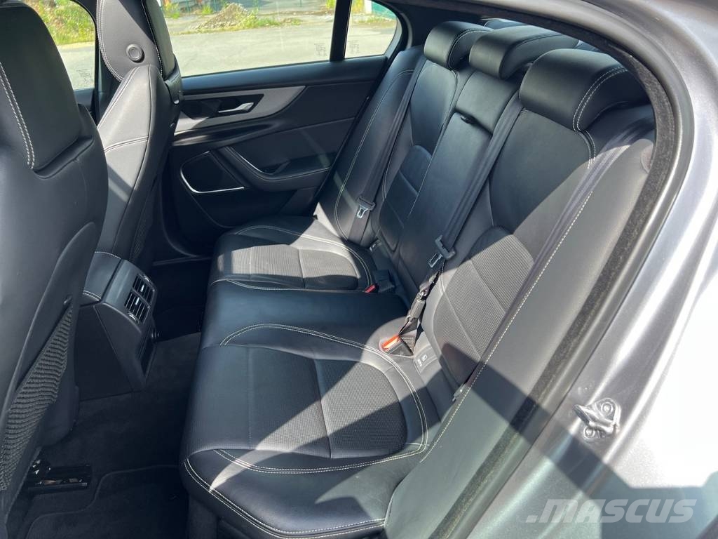 Jaguar XE 20MY SE R-DYN. 2.0L D 180 BVA8 Cockpit PANO Carros