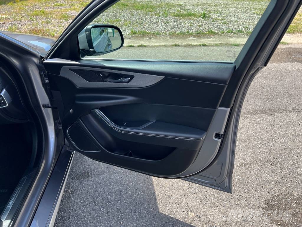 Jaguar XE 20MY SE R-DYN. 2.0L D 180 BVA8 Cockpit PANO Carros