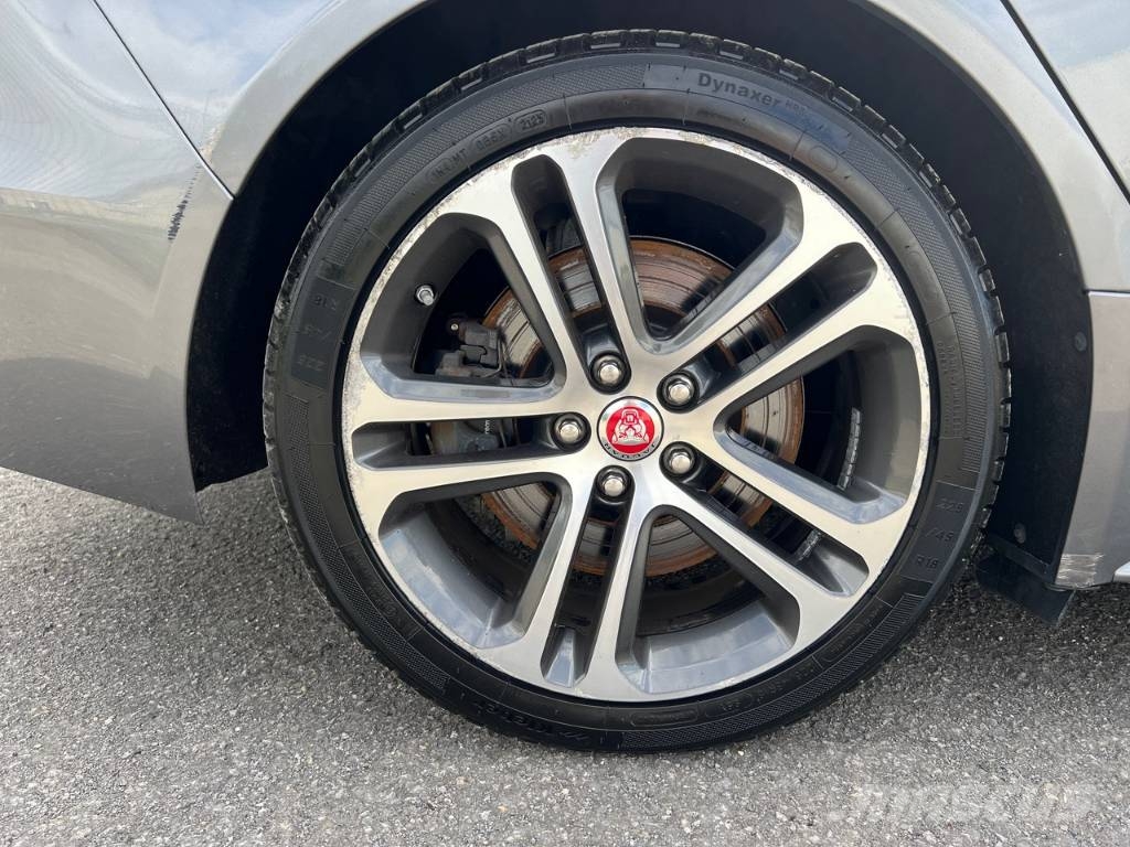 Jaguar XE 20MY SE R-DYN. 2.0L D 180 BVA8 Cockpit PANO Carros