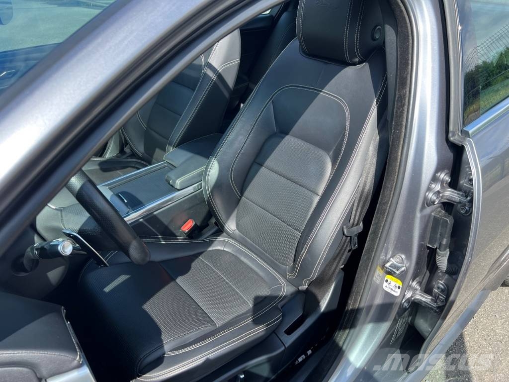 Jaguar XE 20MY SE R-DYN. 2.0L D 180 BVA8 Cockpit PANO Carros