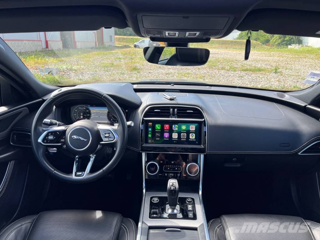 Jaguar XE 20MY SE R-DYN. 2.0L D 180 BVA8 Cockpit PANO Carros