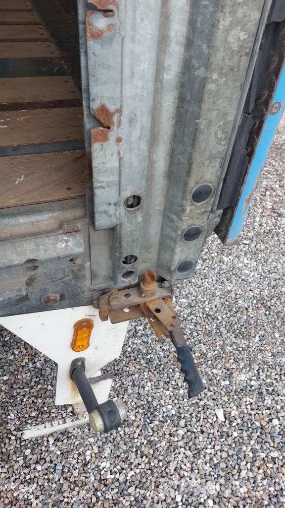 AMT 2 akslet city-gardintrailer med lift Semirremolques de caja de lona