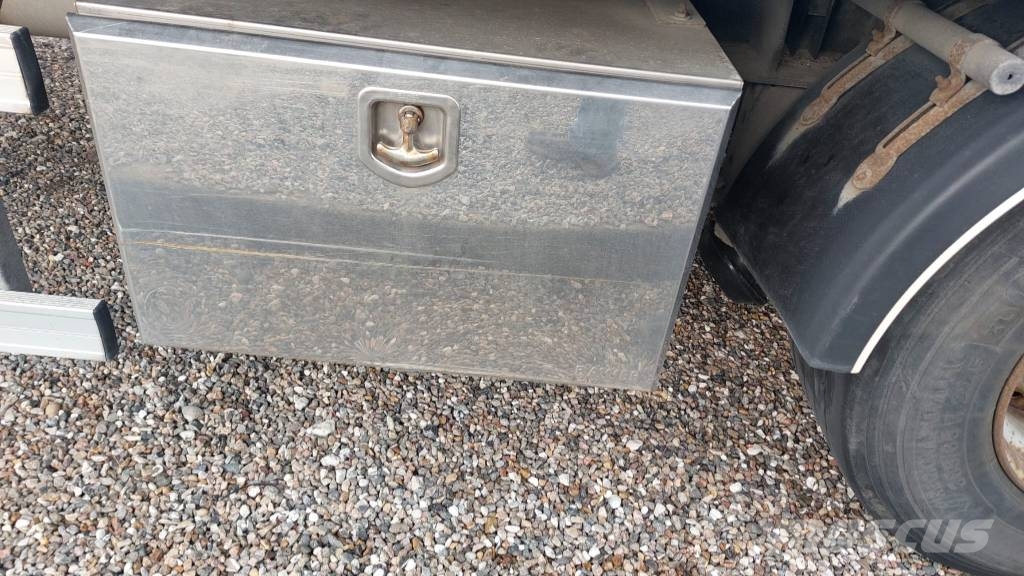 AMT 2 akslet city-gardintrailer med lift Semirremolques de caja de lona
