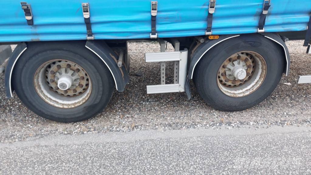 AMT 2 akslet city-gardintrailer med lift Semirremolques de caja de lona