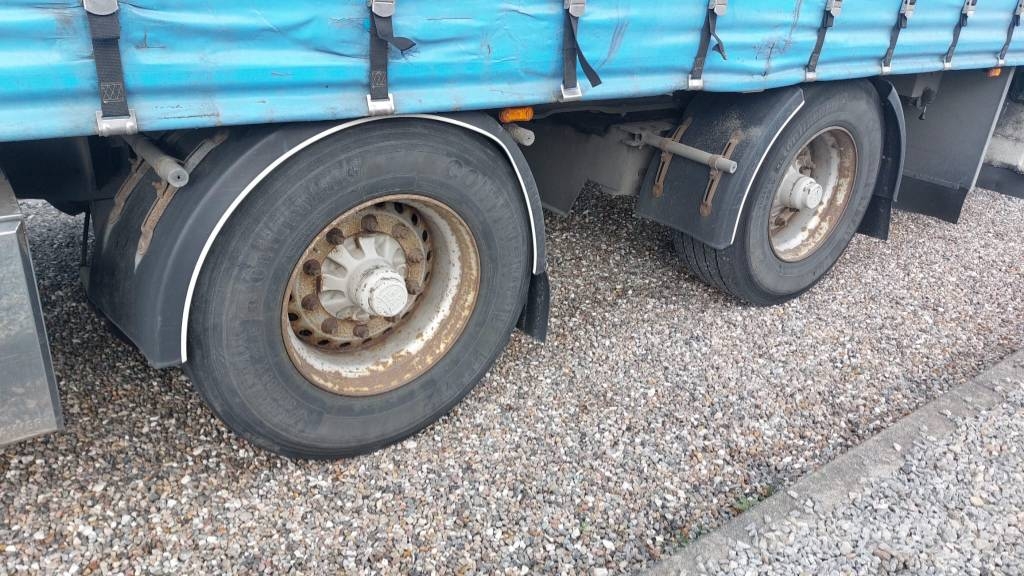 AMT 2 akslet city-gardintrailer med lift Semirremolques de caja de lona