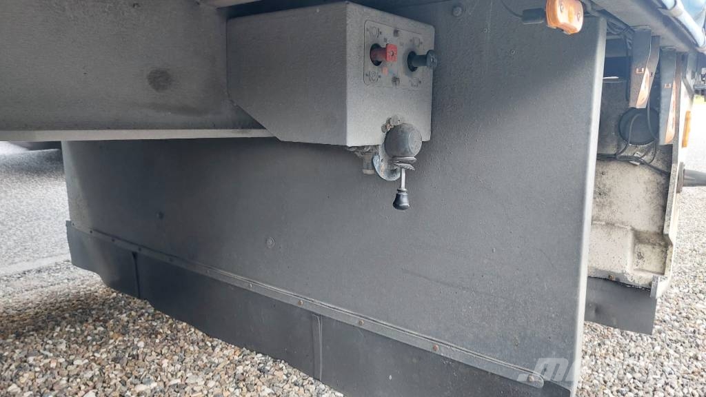 AMT 2 akslet city-gardintrailer med lift Semirremolques de caja de lona