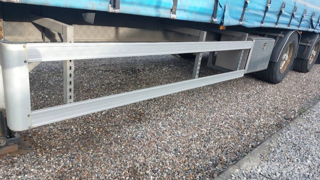 AMT 2 akslet city-gardintrailer med lift Semirremolques de caja de lona