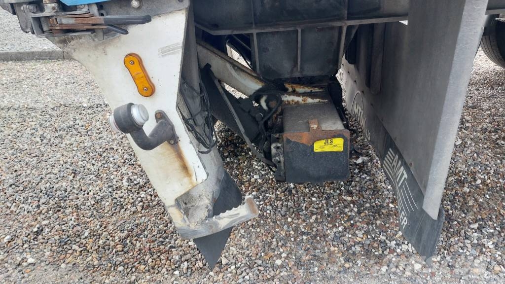 AMT 2 akslet city-gardintrailer med lift Semirremolques de caja de lona